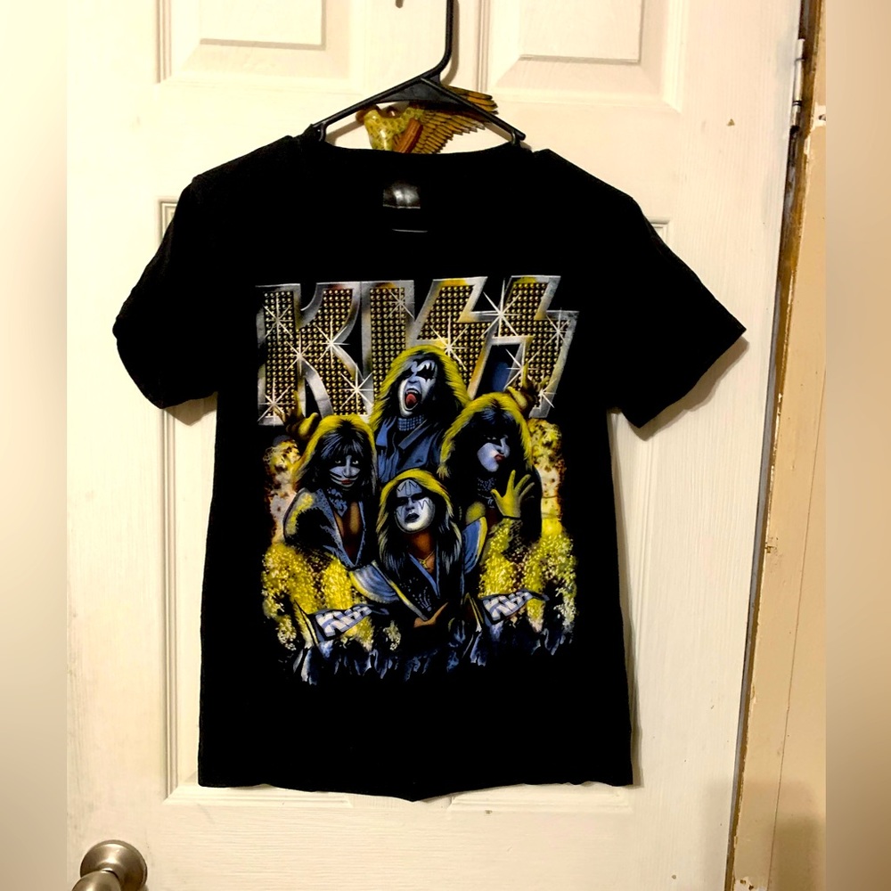 3-D kiss t-shirt